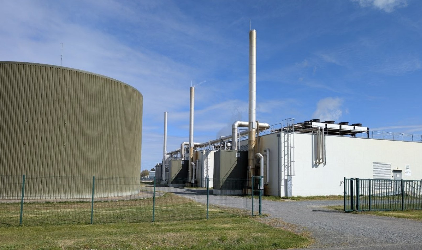 BHKW-Standort mit Wärmespeicher und Motorenhalle, Frankreich